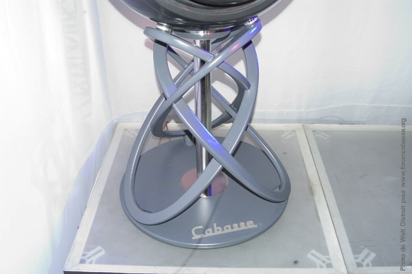 cabasse-sphere-enceinte-pied.jpg