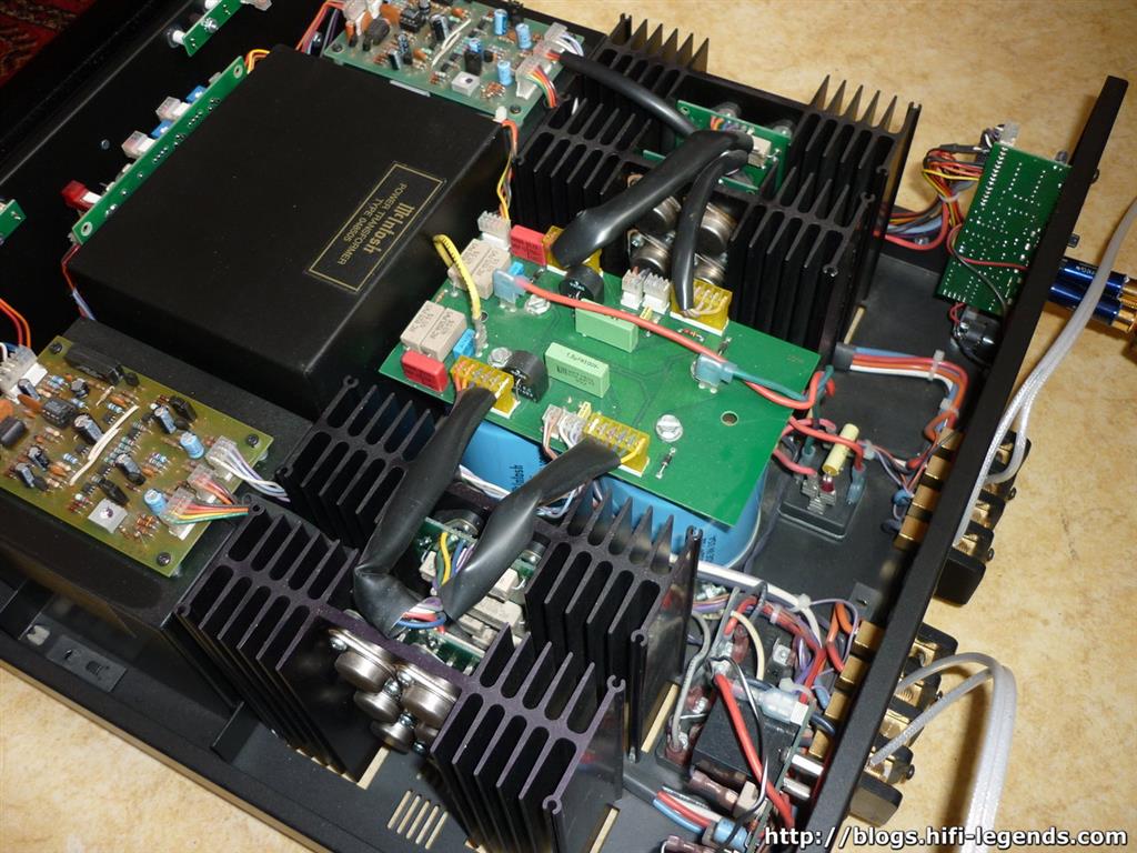 McIntosh MC300 inside 5 (Medium).jpg