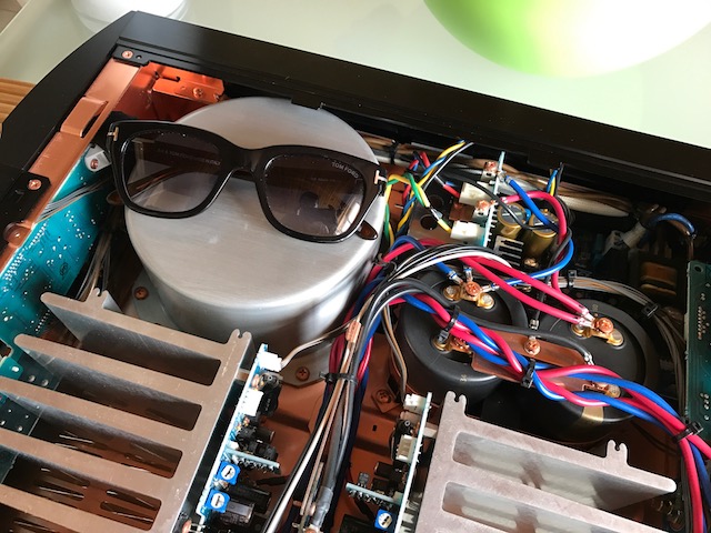Transfo + les deux condensateurs Nichicon KG (M) de 63V 20000 µF chacuns, la paire de lunette fait 16CM de longueur,<br />ça permet de se rendre compte de la taille des composants !