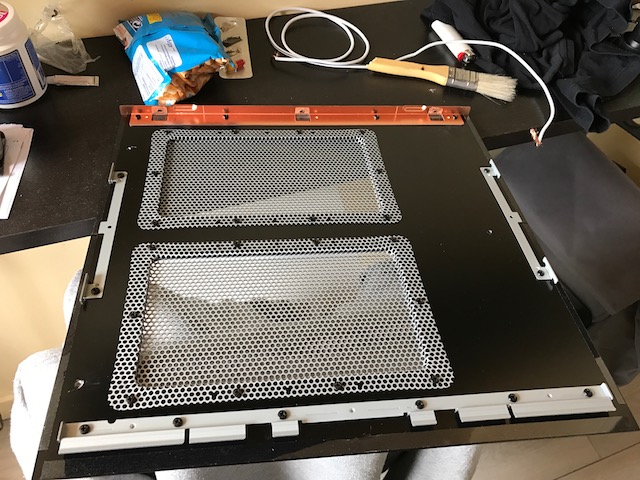 Le capot supérieur en aluminium de 5 mm d'épaisseur,  en vue intérieur, le système de fermeture est très soigné.