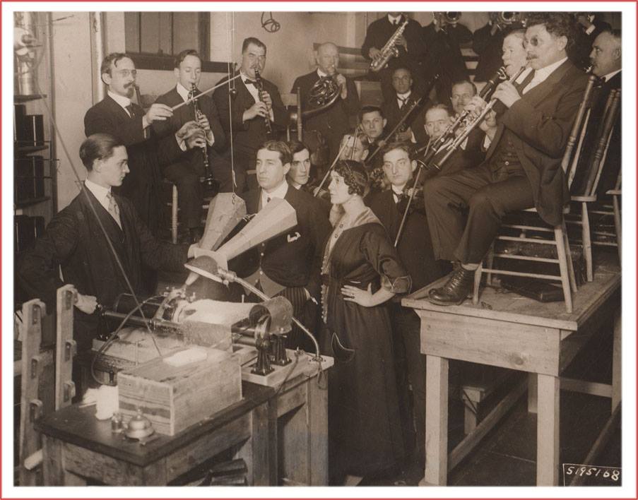Lucien Muratore (1876-1954) et sa femme Lina Cavalieri (1874-1944) gravant un disque en 1916..jpg